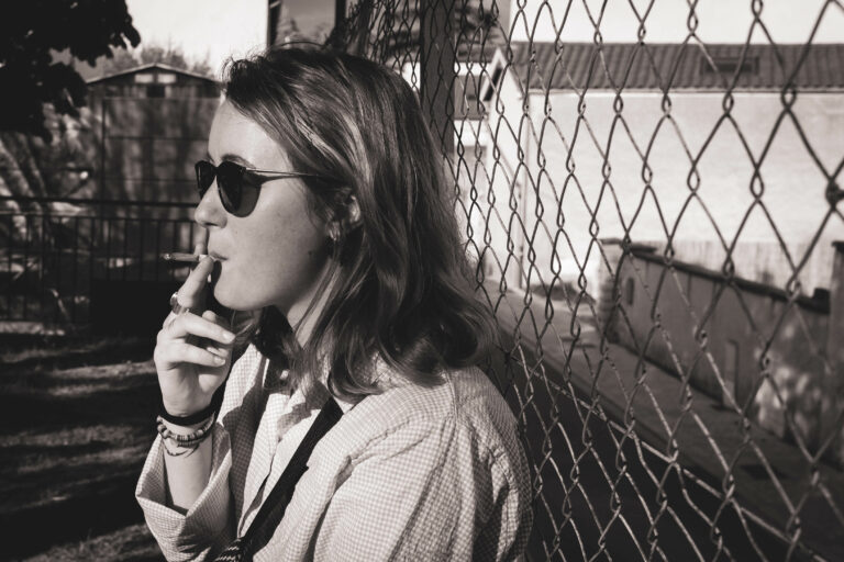 cigarette, fumeuse, ananas, lunette, n&b